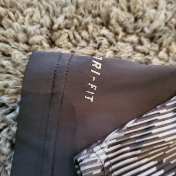 Nike Dri-Fit Long-sleeved Youth Sz 7 Athletic Shirt - Picture 3 of 3